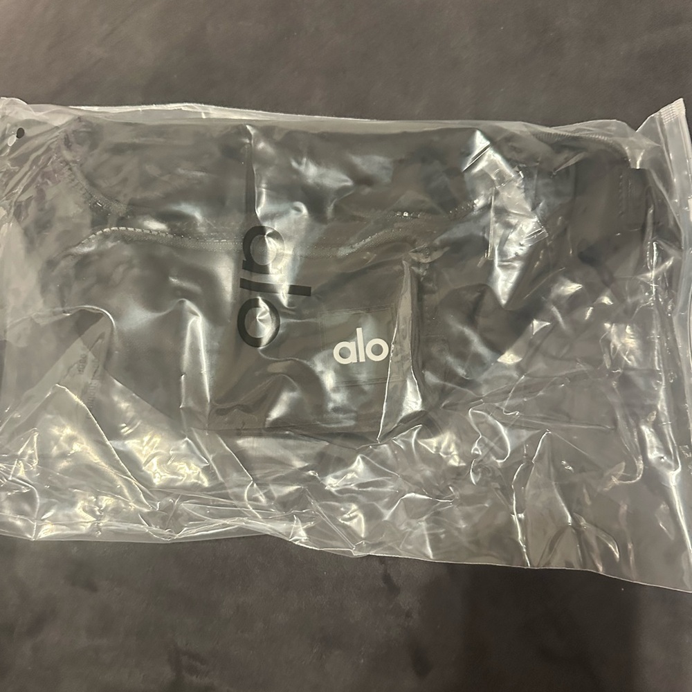 Alo Yoga Explorer Fanny Pack in the color Black